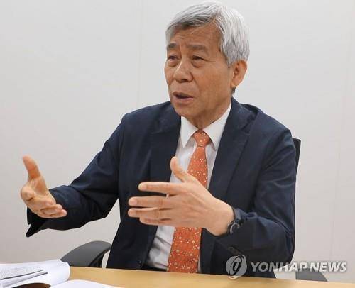 연합뉴스와 인터뷰 중인 강창희 행복100세자산관리연구회 대표  [연합뉴스 사진]