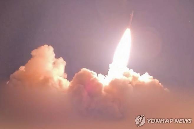 중동내 미군 시설을 향해 발사되는 이란 미사일 [AFP=연합뉴스 자료사진. 재판매 및 DB 금지]
