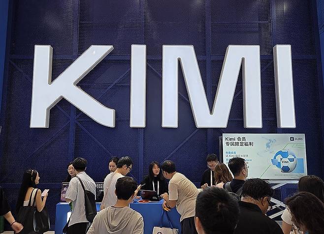 인공지능(AI) 모델 '키미 K3' 홍보 부스 (상하이=연합뉴스) 차병섭 특파원 = 18일(현지시간) 중국 상하이의 2026 세계인공지능대회(WAIC) 행사장. 중국 스타트업 '문샷'의 인공지능(AI) 모델 '키미 K3' 홍보 부스에서 관람객들이 이벤트에 참여하고 있다. 2026.7.20 bscha@yna.co.kr