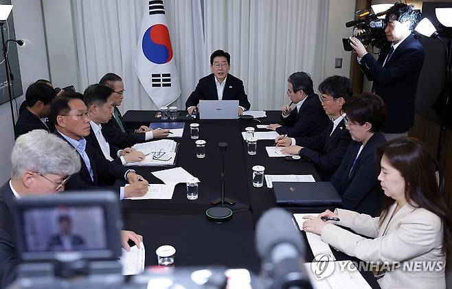 이재명 대통령, 브라질에서 대수보 주재 (브라질리아=연합뉴스) 한상균 기자 = 브라질을 국빈 방문 중인 이재명 대통령이 26일(현지시간) 브라질리아 한 호텔에서 화상 수석보좌관회의를 주재하고 있다. 2026.7.27 xyz@yna.co.kr