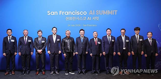 이재명 대통령, 글로벌 AI 리더들과 함께 (샌프란시스코=연합뉴스) 한상균 기자 = 이재명 대통령이 24일(현지시간) 미국 샌프란시스코 더 미드웨이에서 열린 '샌프란시스코 AI 서밋'에서 글로벌 AI 리더들과 기념촬영을 하고 있다.
 2026.7.25 xyz@yna.co.kr (끝)