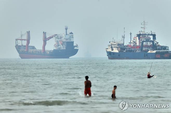 호르무즈 해협에 정박한 유조선 [AP=연합뉴스. 재판매 및 DB 금지]