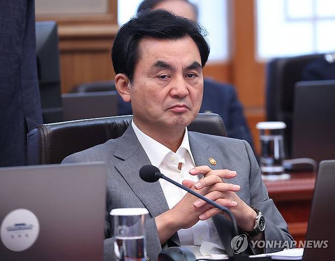 ** 부동산 로또 40억 수익 논란: 이혜훈 전 의원 '로또 청약' 수사, 결론은?
**