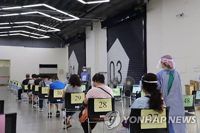 지난 2021년 당시 백신 접종을 기다리는 대만 시민 [연합뉴스 자료사진. 재판매 및 DB 금지]