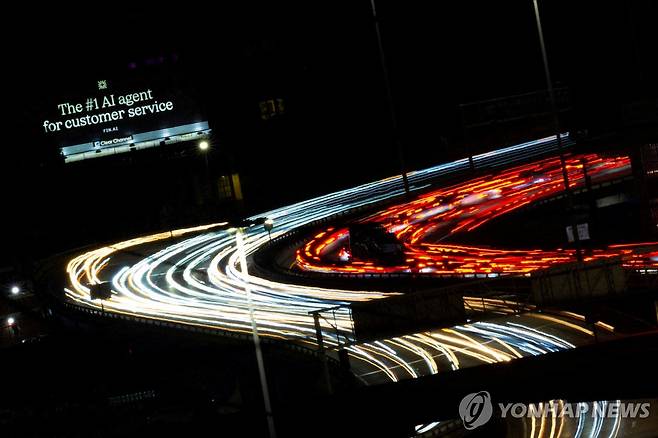AI 에이전트를 홍보하는 전광판  [로이터=연합뉴스. 재판매 및 DB 금지]