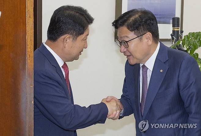 '멱살' 사태 사과 온 권영진과 악수하는 정점식 (서울=연합뉴스) 황광모 기자 = 22대 하반기 국회 상임위원회 배정 기준에 불만을 제기하는 과정에서 국민의힘 정점식 원내대표(오른쪽)의 멱살을 잡았던 권영진 의원이 27일 국회 내 원내대표실을 방문해 사과한 뒤 배웅하는 정 원내대표와 악수하고 있다. 2026.7.27 hkmpooh@yna.co.kr
