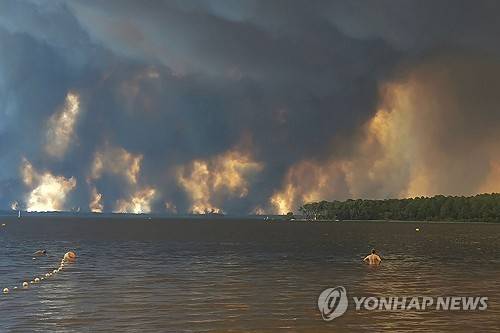 프랑스 산불로 생긴 연기와 구름 [AFP=연합뉴스]