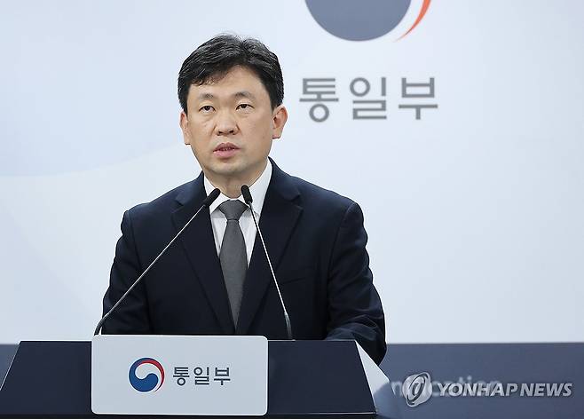 정례브리핑하는 윤민호 통일부 대변인 (서울=연합뉴스) 안정원 기자 = 윤민호 통일부 대변인이 20일 오전 서울 종로구 정부서울청사에서 열린 정례브리핑에서 현안 관련 질문에 답하고 있다. 2026.7.20 jeong@yna.co.kr