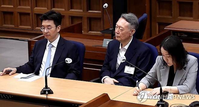 법원, 윤석열 공직선거법 1심 징역 1년 6개월, 집행유예 3년 선고 (서울=연합뉴스) 윤석열 전 대통령이 27일 서울 서초구 서울중앙지방법원에서 열린 공직선거법 위반 혐의 사건 1심 선고 공판에 출석해 선고 주문을 듣고 있다. 2026.7.27 [서울중앙지법 제공. 재판매 및 DB 금지] photo@yna.co.kr