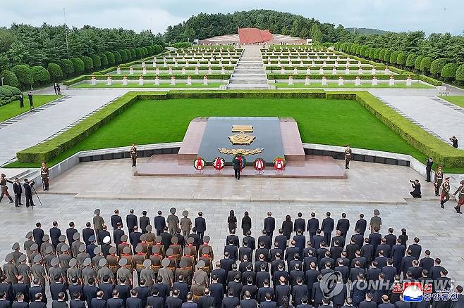 김정은, 전승절 73주년 맞아 대성산혁명열사릉 참배 (평양 조선중앙통신=연합뉴스) 김정은 북한 국무위원장이 지난 26일 '전승절'로 기념하는 정전협정 체결 73주년(7월 27일)을 맞아 대성산혁명열사릉을 찾아 헌화하고 경의를 표했다고 조선중앙통신이 27일 보도했다. 이날 참배에는 김 위원장의 부인 리설주 여사와 딸 주애가 함께 참석했다. 2026.7.27 
    [국내에서만 사용가능. 재배포 금지. For Use Only in the Republic of Korea. No Redistribution] nkphoto@yna.co.kr