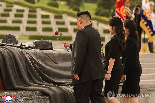 김정은, 전승절 73주년 맞아 조국해방전쟁참전열사묘 참배 (평양 조선중앙통신=연합뉴스) 김정은 북한 국무위원장이 지난 26일 '전승절'로 기념하는 정전협정 체결 73주년(7월 27일)을 맞아 조국해방전쟁참전열사묘를 찾아 헌화하고 경의를 표했다고 조선중앙통신이 27일 보도했다. 이날 참배에는 김 위원장의 부인 리설주 여사와 딸 주애가 함께 참석했다. 2026.7.27 
    [국내에서만 사용가능. 재배포 금지. For Use Only in the Republic of Korea. No Redistribution] nkphoto@yna.co.kr