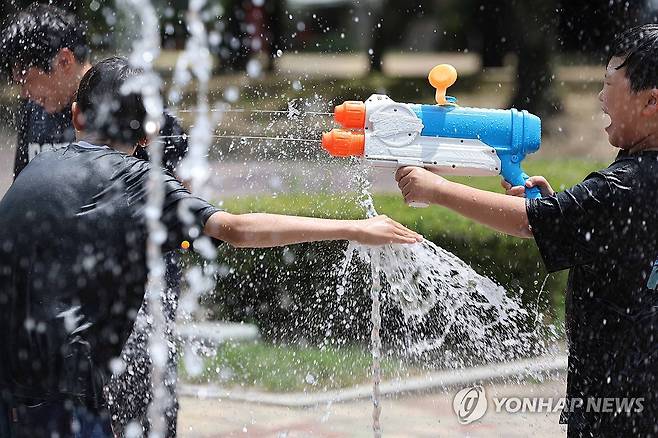 '폭염 풍경' (대구=연합뉴스) 김현태 기자 = 대구 전 지역에 폭염특보가 내려진 27일 오후 대구 동구의 한 공원 바닥분수에서 학생들이 물놀이로 폭염을 씻고 있다. 2026.7.27 mtkht@yna.co.kr