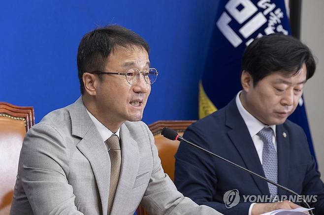"이번주 본회의서 반드시 형사소송법 처리", 강조하는 한병도 (서울=연합뉴스) 황광모 기자 = 더불어민주당 한병도 당 대표 직무대행 겸 원내대표가 27일 국회에서 열린 최고위원회의에서 발언하고 있다.
    한 대표 직무대행은 "기소하는 검찰이 수사하지 않는다는 원칙하에 이번주 본회의서 반드시 형사소송법 개정안 처리할 것"이라 밝혔다. 2026.7.27 hkmpooh@yna.co.kr