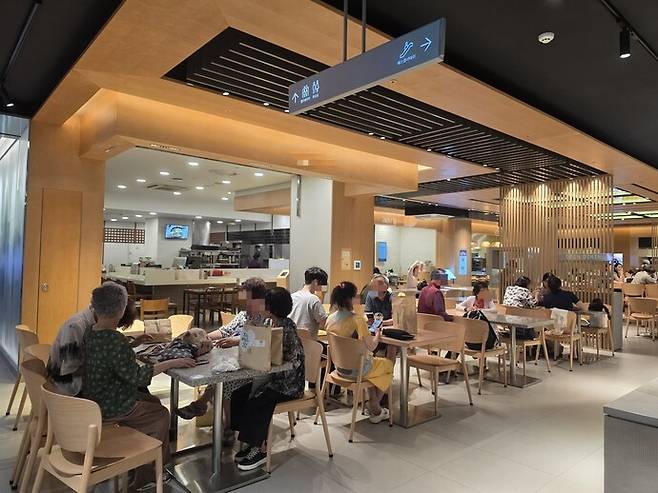 전남광주를 덮친 극심한 폭염을 피하려는 시민들로 붐비는 전남광주 동구 롯데백화점 푸드코트. /이서영 기자