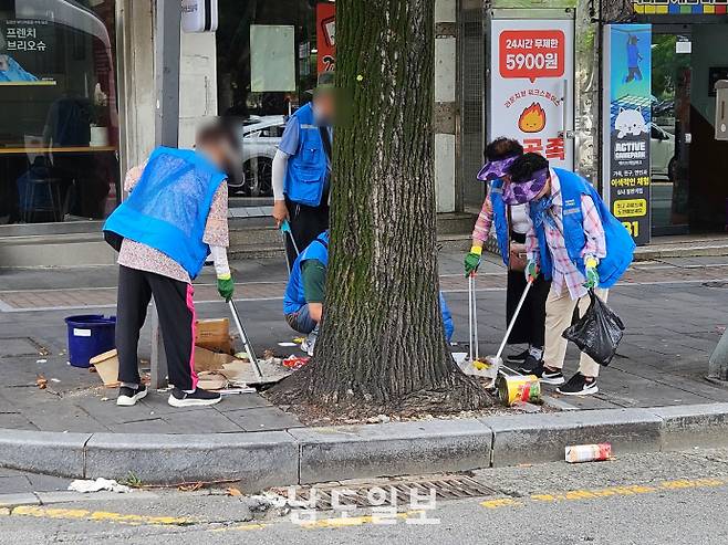 광주 도심 곳곳에서 공공 쓰레기통을 찾기 어렵다는 시민들의 불만이 이어지고 있지만 자치구는 신규 설치보다 기존 시설 유지·관리에 무게를 두고 있다. 사진은 지난 28일 전남광주통합특별시 북구 말바우시장 인근 대로변. 이른 시간부터 공공근로 인력들이 쓰레기를 치우고 있다. /차유민 수습기자 cmy22@namdonews.com