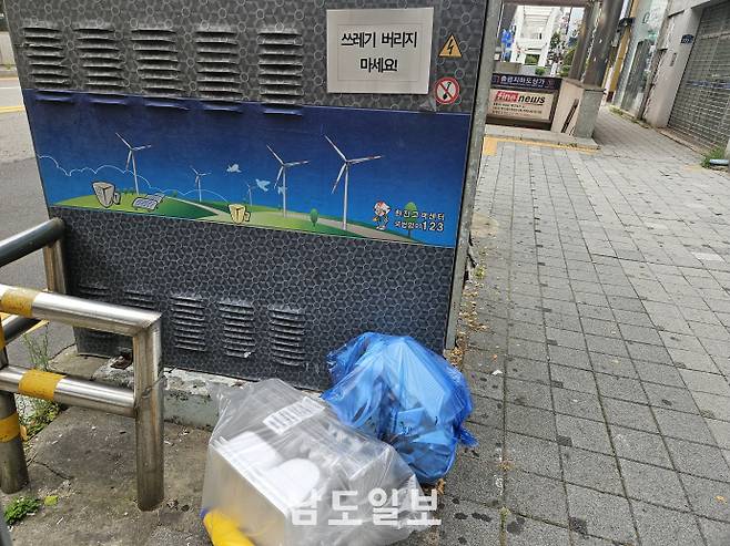 28일 전남광주통합특별시 동구 거리. '쓰레기 버리지 마세요!'라는 안내문 앞에 쓰레기가 봉투째 버려져 있다. /차유민 수습기자 cmy22@namdonews.com