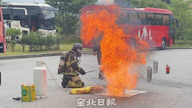 식용유 화재에 물을 붓자 불길이 치솟았다. /이상구 기자