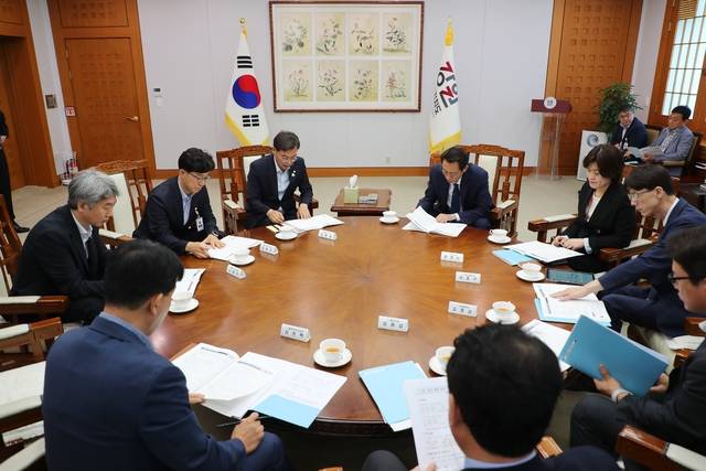 ◇김중남 강릉시장이 지역 숙원 현안 및 신규사업의 차질없는 추진을 위해 28일 강원특별자치도청을 방문, 우상호 강원특별자치도지사와 면담을 가졌다.
