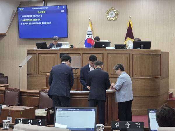 통영시의회가 28일 본회의를 열고 의회운영위원장 선출 감표를 하고 있다. /표세호 기자
