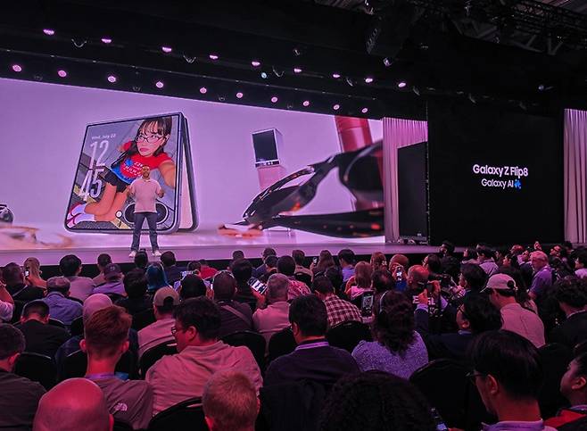지난 22일(현지시간) 영국 런던 올드 빌링스게이트에서 열린 '갤럭시 언팩(Galaxy Unpacked) 2026'에서 관계자가 갤럭시Z 플립8을 소개하고 있다. /사진=삼성전자