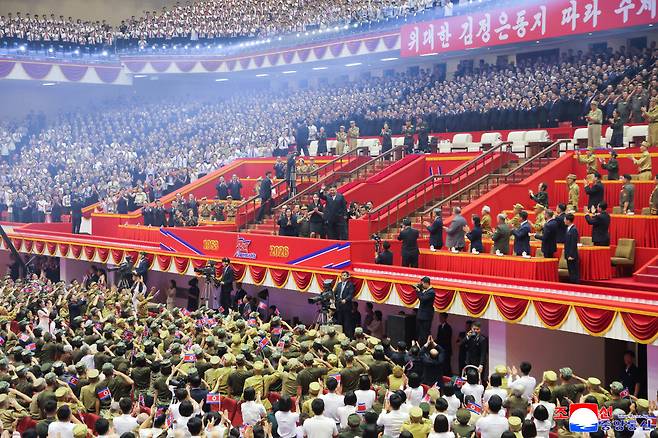 김정은 북한 국무위원장이 지난 27일 평양에서 6·25전쟁 정전협정 체결 73주년(전승절)을 기념하는 공연에 참석했다고 조선중앙통신이 28일 보도했다.기념공연에는 딸 주애와 부인 리설주도 동행했다. [조선중앙통신=연합뉴스 제공]