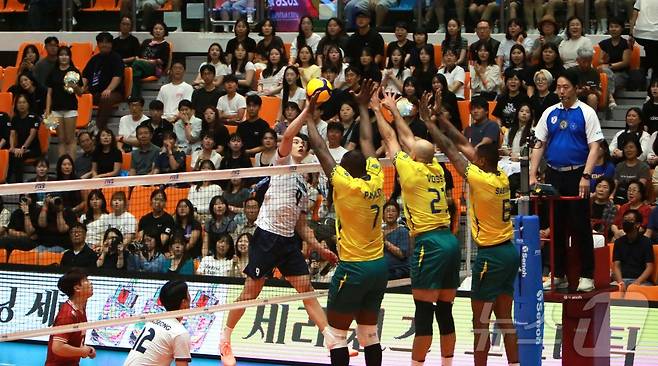 한국 남자 배구대표팀 임성진(국군체육부대)이 22일 충북 제천체육관에서 열린 '대한민국 배구 국가대표팀 평가전 2026 제천' 대한민국과 브라질의 경기에서 스파이크를 날리고 있다. 2026.7.22 ⓒ 뉴스1 손도언 기자