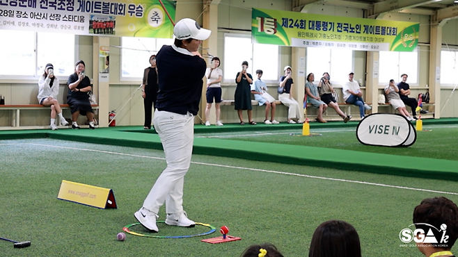박세리가 28일 용인 실내게이트볼장에서 ‘어린이 골프 아카데미 1기’ 출범식을 갖고 시범을 보이고 있다. 사진 | 한국스내그협회