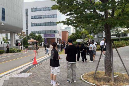 28일 오후 일본 규슈 구마모토현에서 발생한 지진 여파로 부산 해운대 인근에서 흔들림이 감지되자 시민들이 건물 밖으로 대피해 있다. 연합뉴스