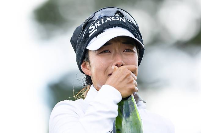 10년 2개월 만에 LPGA 투어 통산 2승에 성공한 신지은이 26일 동료들의 축하 세례를 받고서 여러 감정이 교차하는 듯 울먹이고 있다./게티이미지코리아