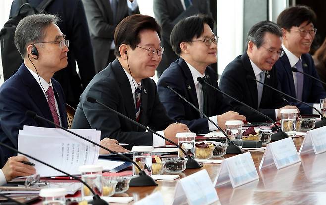 이재명 대통령이 27일(현지 시간) 브라질 브라질리아 대통령관저에서 열린 한-브라질 확대회담에서 루이스 이나시우 룰라 다 시우바 브라질 대통령의 발언을 경청하고 있다. 2026.07.28 브라질리아=뉴시스