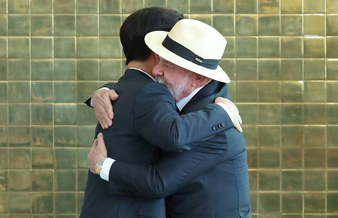 이재명 대통령과 루이스 이나시우 룰라 다 시우바 브라질 대통령이 27일(현지 시간) 브라질 브라질리아 대통령관저에서 공동언론발표를 마치고 포옹 인사를 하고 있다. 2026.07.28 브라질리아=뉴시스