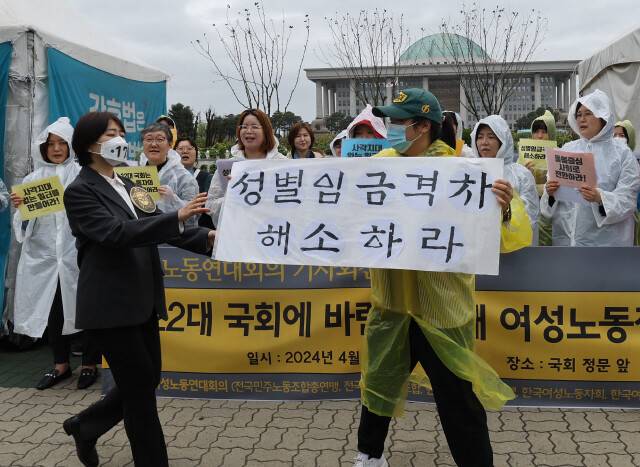 지난 2024년 민주노총, 한국노총, 한국여성노동자회 등 6개 단체로 구성된 여성노동연대회의가 서울 여의도 국회 앞에서 ‘제22대 국회에 바란다, 5대 여성노동정책 요구\' 기자회견에서 제22대 국회에게 5대 여성노동정책을 전달하는 행위극을 하고 있다. 백소아 기자 thanks@hani.co.kr