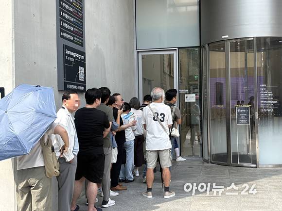 갤럭시 Z 폴드8 시리즈 사전판매 첫날인 28일 서울 서초구 삼성 강남 오픈 전 방문객들이 줄을 서 있다. [사진=권서아 기자]