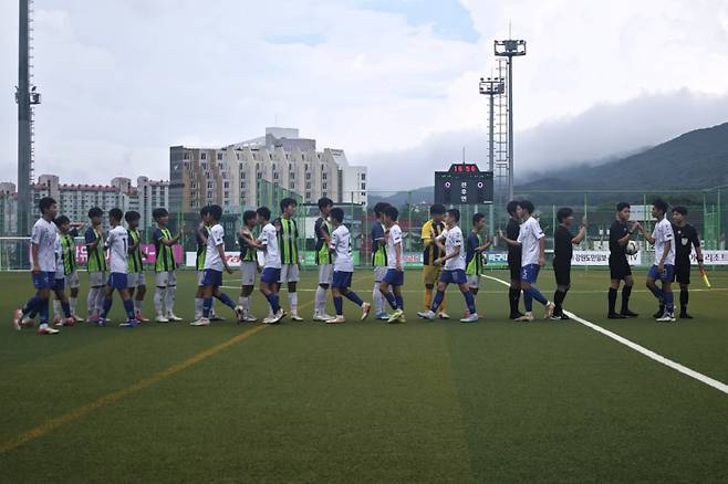 ▲ 원주SMC축구센터U15, 평창유나이티드U15 선수단과 심판진이 26일 평창 대관령고원전지훈련장에서 2026 금강대기 전국 중학교 축구대회 20강전을 앞두고 페어플레이를 다짐하고 있다.  강원도축구협회 제공