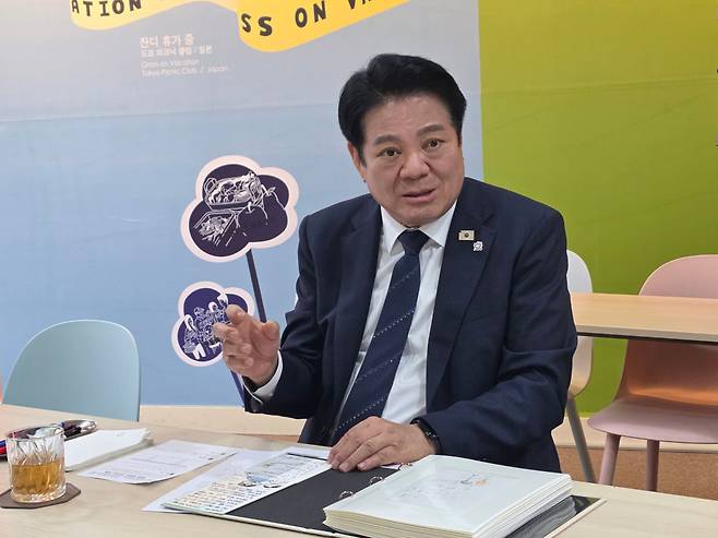 최대호 시장이 초등학생들에게 받은 감사 편지 보여주며 일화를 설명하고 있다./사진=이민호기자
