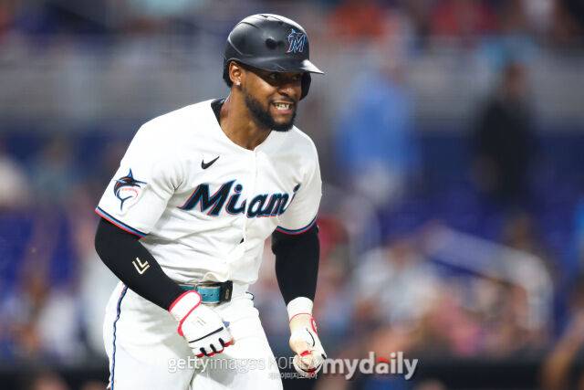 MLB 전체 타율 1위에 올라있는 오토 로페스(마이애미)는 28일(한국시각) 열린 필라델피아와 홈 경기에서 3안타를 쳤다./게티이미지코리아