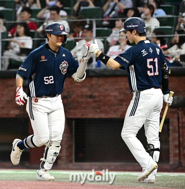 2026년 7월 28일 오후 인천 SSG랜더스파크에서 열린 '2026 신한 SOL KBO리그' 두산 베어스와 SSG 랜더스의 경기. 두산 박준순이 연장 10회초 선두타자 홈런을 친 뒤 기뻐하고 있다./유진형 기자