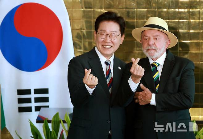 [브라질리아=뉴시스] 김진아 기자 = 이재명 대통령과 루이스 이나시우 룰라 다 시우바 브라질 대통령이 27일(현지 시간) 브라질 브라질리아 대통령관저에서 공동언론발표를 마치고 기념촬영을 하고 있다. 2026.07.28. bluesoda@newsis.com
