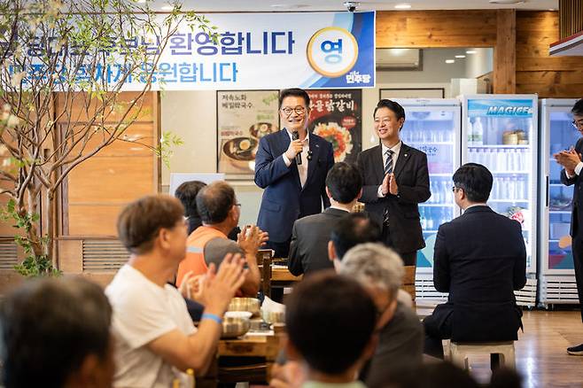 [서울=뉴시스] 송영길 더불어민주당 대표 후보는 28일 김영호 최고위원 후보와 함께 충주시 개수리막국수 충주점에서 충주 당원 간담회를 진행했다. (사진=송영길 후보 측 제공) 2026.07.28. photo@newsis.com *재판매 및 DB 금지