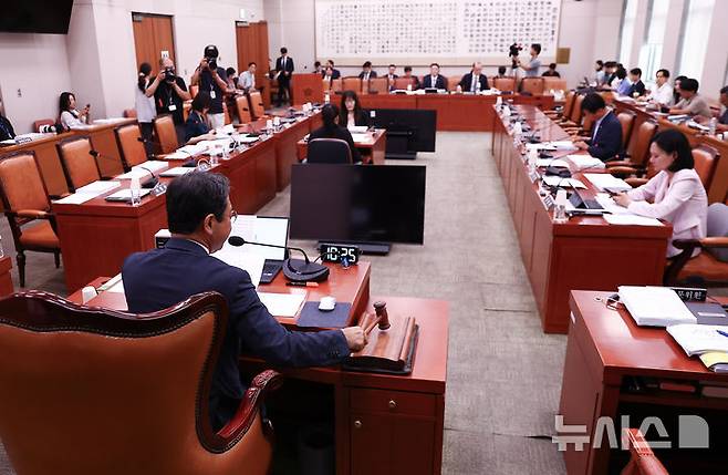[서울=뉴시스] 김근수 기자 = 김승원 국회 법사위 법안심사제1소위원회 위원장이 28일 서울 여의도 국회에서 열린 법제사법위원회 법안심사제1소위원회에서 의사봉을 두드리고 있다. 2026.07.28. ks@newsis.com