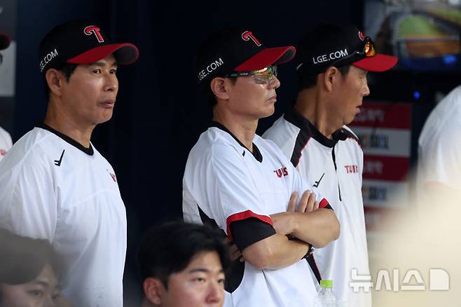 [서울=뉴시스] 이영환 기자 = 염경엽 LG감독이 28일 오후 서울 송파구 잠실야구장에서 열린 2026 KBO리그 LG 트윈스와 키움 히어로즈의 경기, 3회말 생각에 잠겨 있다. 2026.07.28. 20hwan@newsis.com