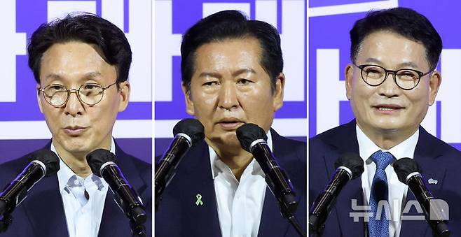 [서울=뉴시스] 최진석 기자 = 더불어민주당 8·17 전당대회 대표 경선에 진출한 김민석, 정청래, 송영길 후보가 23일 여의도 국회의원회관에서 열린 당대표·최고위원 선출을 위한 예비경선 결과발표에서 발언하고 있다. 2026.07.23. myjs@newsis.com