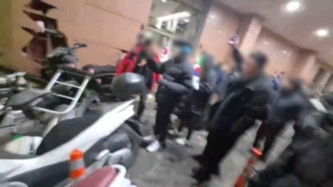 지난해 1월 19일 새벽 서부지방법원 앞 집회 참가자들의 모습.