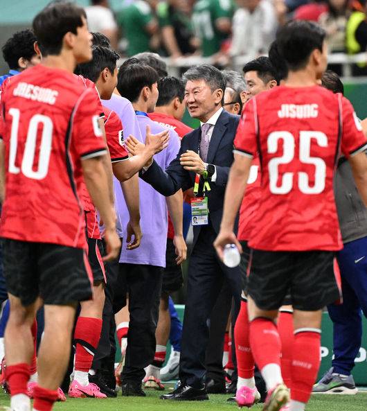 [OSEN=과달라하라(멕시코), 이대선 기자] 교체 카드가 그대로 적중했다. '슈퍼 조커'로 나선 오현규(25, 베식타스)가 짜릿한 역전골을 터트리며 포효했다.홍명보 감독이 이끄는 대한민국 축구대표팀은 12일(한국시간) 멕시코 과달라하라의 에스타디오 과달라하라에서 열린 2026 국제축구연맹(FIFA) 북중미 월드컵 A조 1차전에서 체코를 상대로 2-1 역전승을 거뒀다. 남아프리카공화국을 2-0으로 제압한 개최국 멕시코에 이은 조&nbsp;2위다.경기 종료 후 정몽규 대한축구협회 회장이 선수단과 승리의 기쁨을 나누고 있다. 2026.06.12 /sunday@osen.co.kr