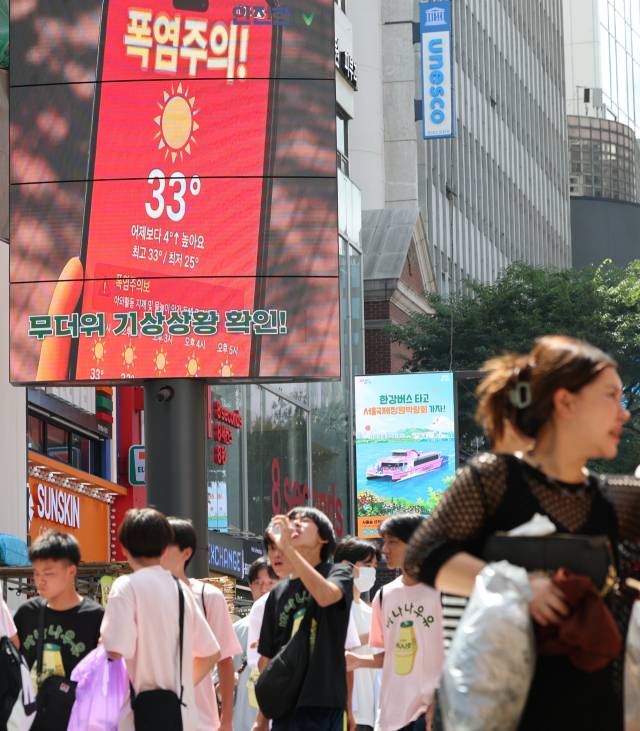▲서울 전역에 폭염주의보가 발효된 26일 서울 명동 거리의 한 전광판에 폭염 주의 안내문이 나오고 있다. ⓒ연합뉴스