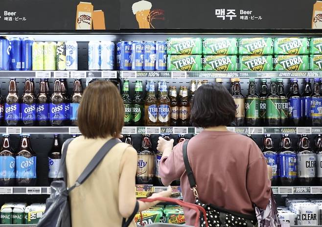 질병관리청이 27일 발표한 ‘2025 지역사회건강조사’ 심층 분석 결과에 따르면 남성이 여성보다 모든 음주 지표에서 높게 나타났으며 40~50대 남성은 5명 중 1명 이상이 고위험음주를 하는 것으로 조사됐다. 여성은 최근 30대 이상 전 연령에서 월간폭음률과 고위험음주율이 증가한 것으로 나타났다. 사진은 이날 서울 시내 한 대형마트 주류매대 모습. 2026.07.27.  뉴시스