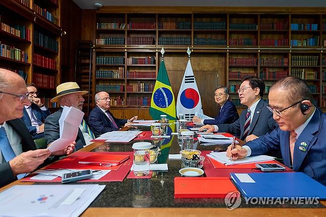 이재명 대통령, 한-브라질 정상회담 (브라질리아=연합뉴스) 한상균 기자 = 이재명 대통령과 루이스 이나시우 룰라 다시우바 브라질 대통령이 27일(현지시간) 브라질리아 대통령관저에서 소인수회담을 하고 있다. 2026.7.28 [공동취재 제공. 재판매 및 DB 금지] xyz@yna.co.kr