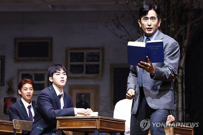 키팅의 수업 (서울=연합뉴스) 진연수 기자 = 배우 차인표가 21일 오후 서울 종로구 NOL 씨어터 대학로 우리카드홀에서 열린 연극 '죽은 시인의 사회' 프레스콜에서 주요장면을 시연하고 있다. 2026.7.21 jin90@yna.co.kr