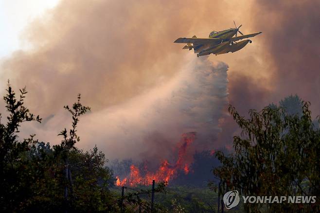 26일 스페인 마드리드 서부 산불 화재 진압 장면 [AFP=연합뉴스. 재판매 및 DB 금지]