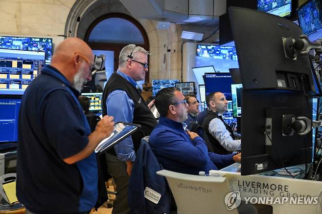 뉴욕 증권거래소의 트레이더 [AFP=연합뉴스. 재판매 및 DB 금지]